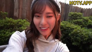 观看年轻的大学生在狂野的口交中享受她的第一个DV和喷出的尿液